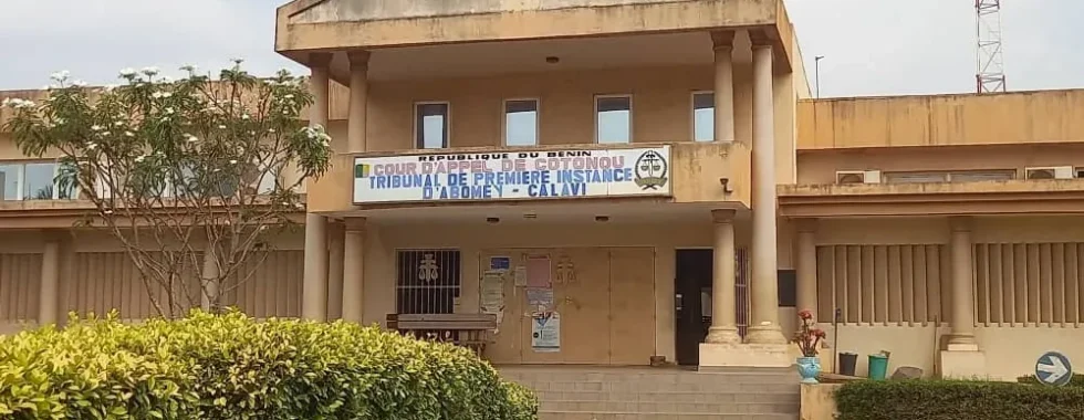 benin en prison pour detournement presume de plus de 24 millions un ex etudiant de luniversite faucon se defend devant le tribunal 1781204076