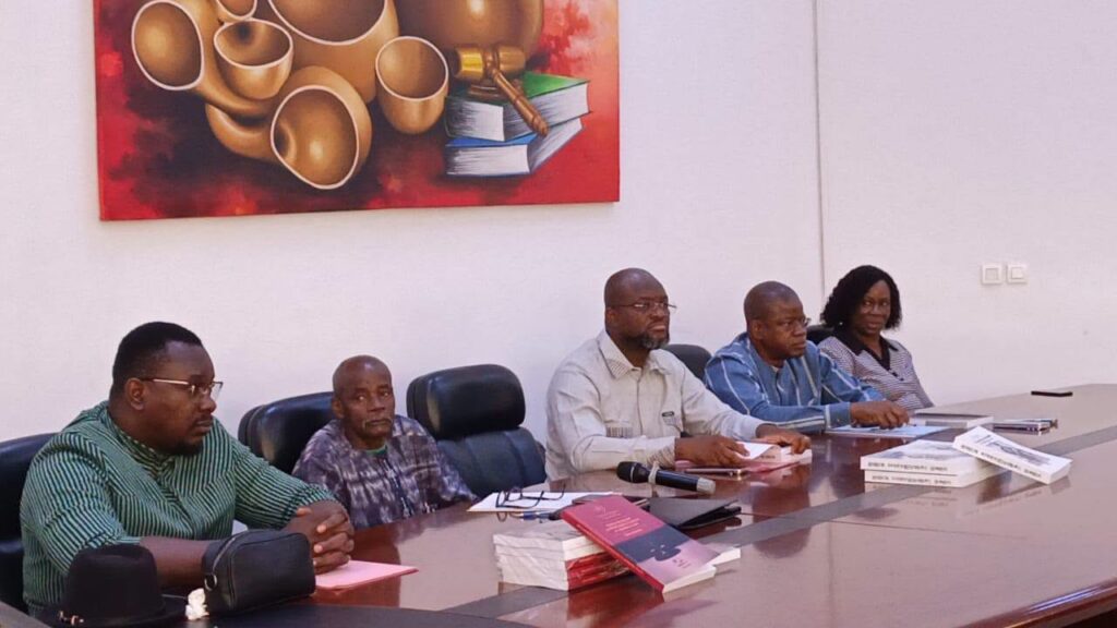 Semaine de l’Avocat burkinabè 2026 : Le journaliste Sita Tarbagdo rend hommage à Maître Frédéric Titinga Pacéré à travers un ouvrage whatsapp image 2026 07 29 at 06.51.02 (5)