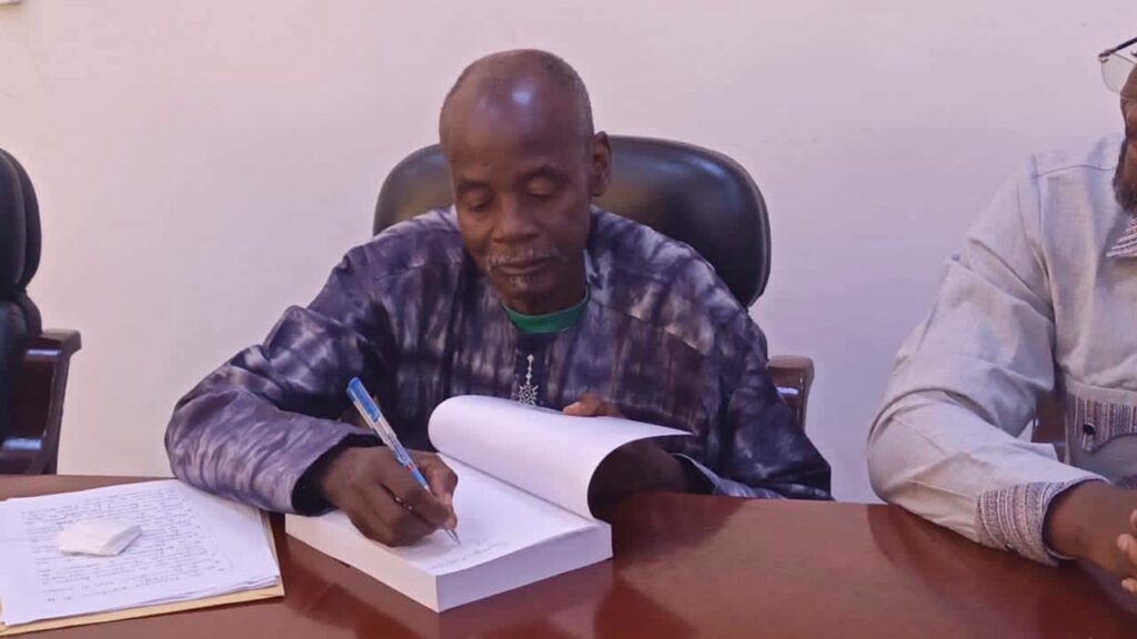 Semaine de l’Avocat burkinabè 2026 : Le journaliste Sita Tarbagdo rend hommage à Maître Frédéric Titinga Pacéré à travers un ouvrage whatsapp image 2026 07 29 at 07.14.03 (1)