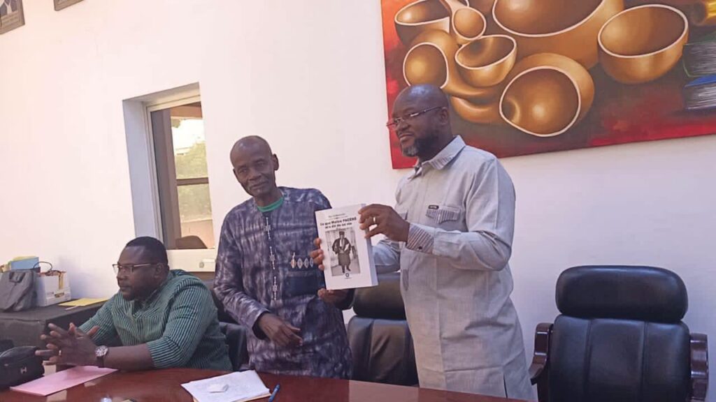 Semaine de l’Avocat burkinabè 2026 : Le journaliste Sita Tarbagdo rend hommage à Maître Frédéric Titinga Pacéré à travers un ouvrage whatsapp image 2026 07 29 at 07.17.32