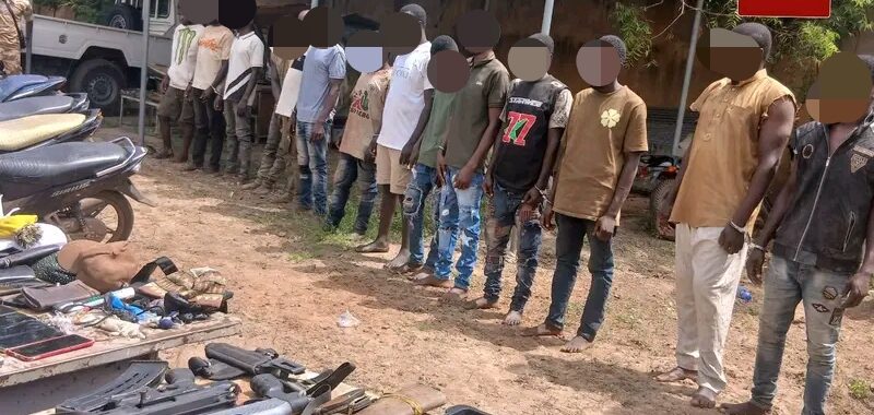 Djôrô : 14 suspects interpellés, des armes et des véhicules saisis lors du démantèlement d’un réseau présumé de braqueurs img 20261010 043347 384