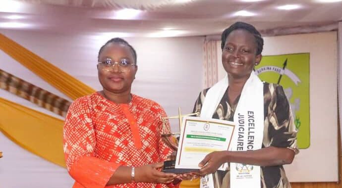 Excellence judiciaire : Marie Savadogo reçoit le prix du meilleur interprète whatsapp image 2026 10 04 at 16.22.17